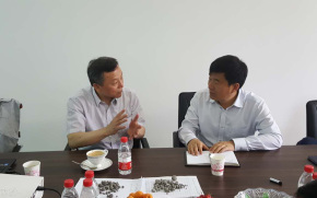 中国建筑材料联合会徐永模副会长与公司董事长关于新产品试验开展讨论